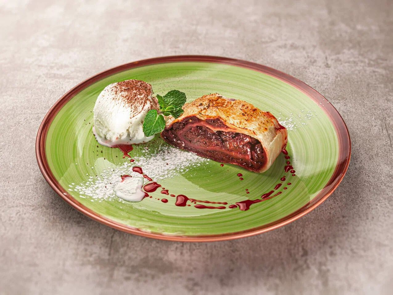 Штрудель вишневый